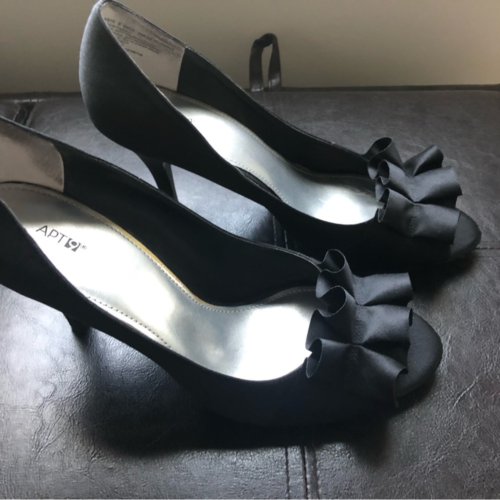 Ladies size 8 black heel